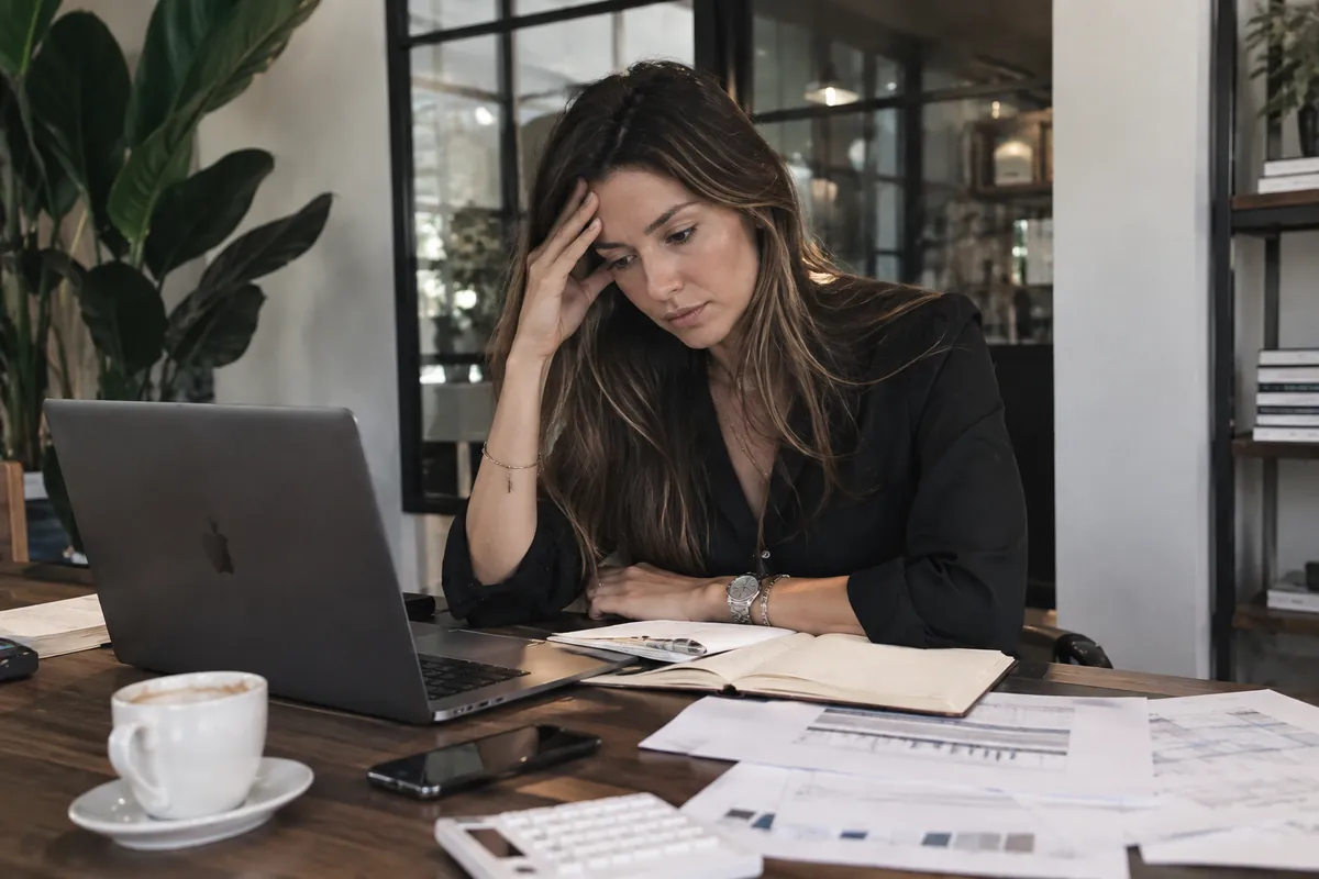 Empresaria revisando con preocupación el flujo de caja de su empresa
