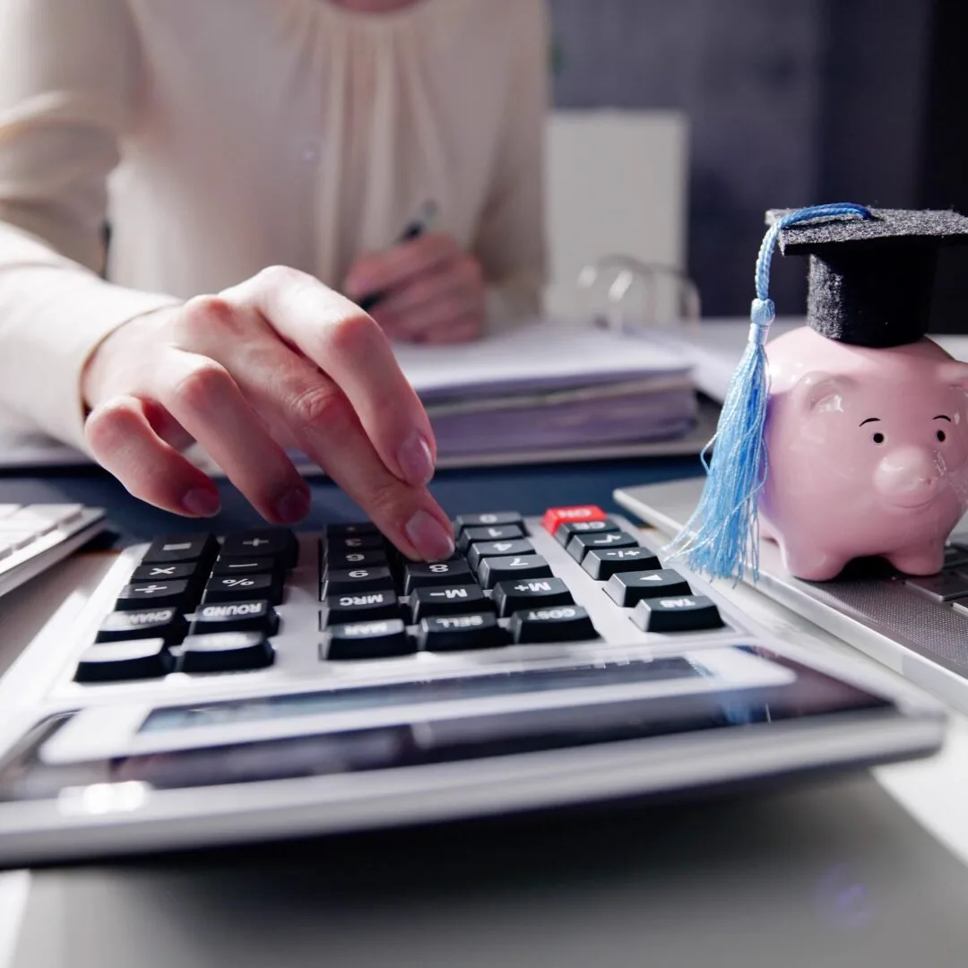 Asesor contable revisando las finanzas de una empresa colombiana