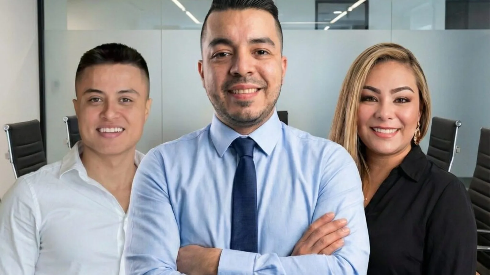 Equipo de contadores de Marín Ríos Consultores en su oficina de Medellín
